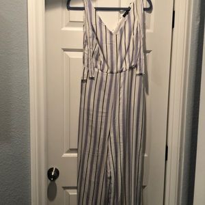 NWOT Romeo&Juliet Couture. 3/4 length jumpsuit, ties attached on shoulder.